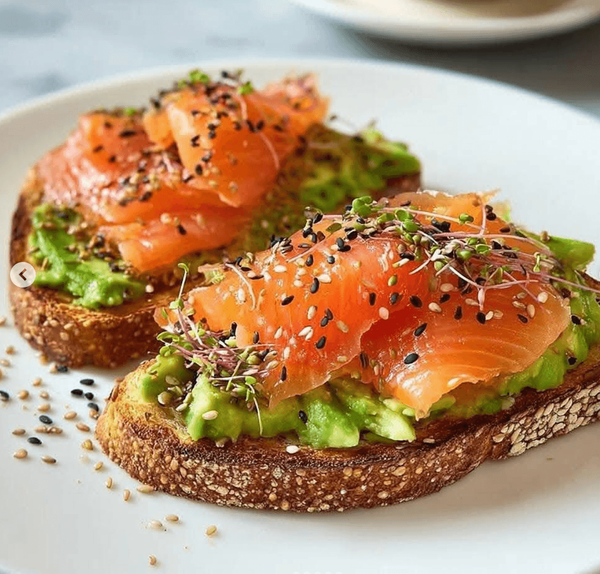 Toast cu Avocado si Somon